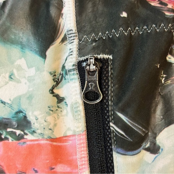 Lululemon Inspire Tight II Luxtreme (Mesh)
Pigment Wave Multi / Black

#149 - Picture 3 of 9